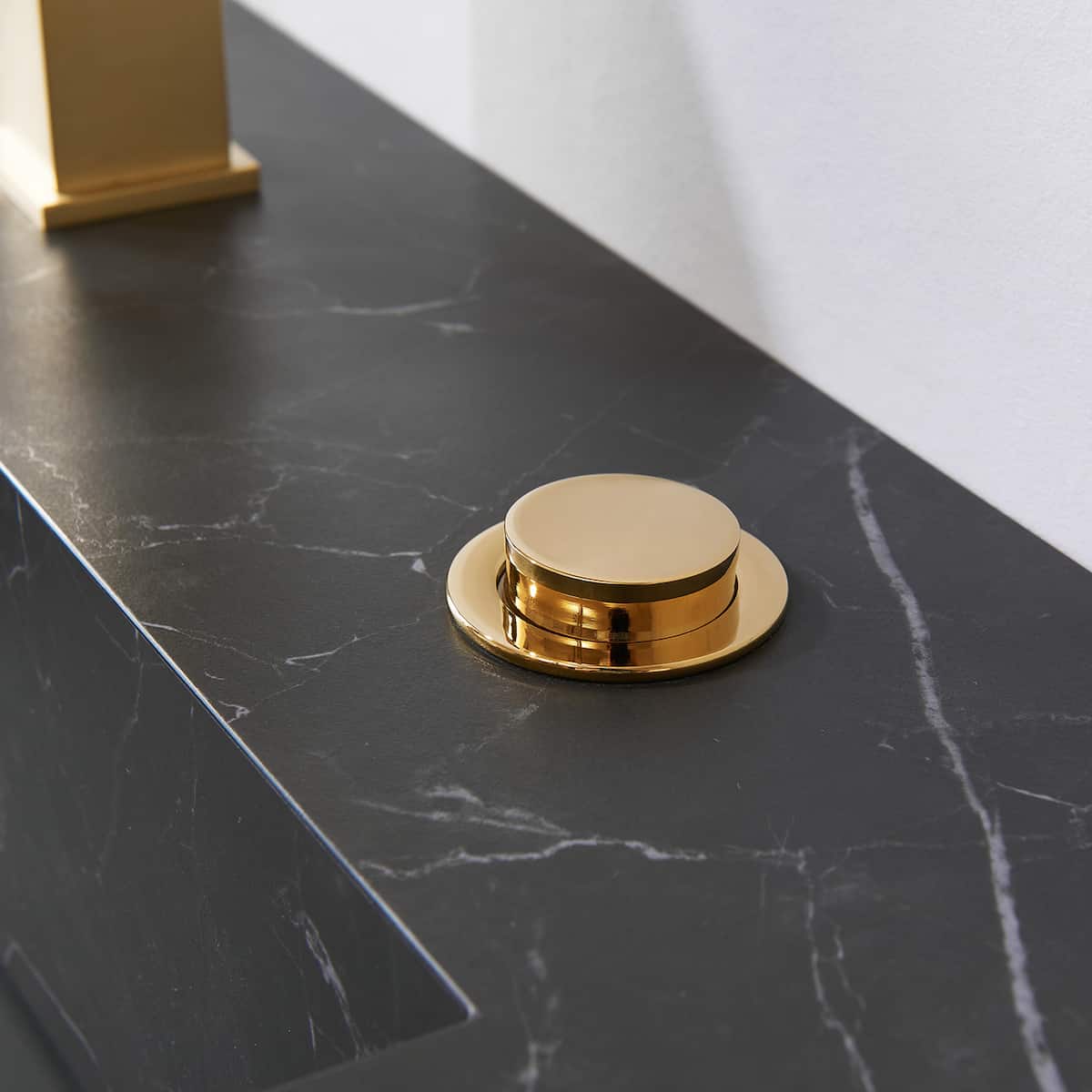 Vinnova Segovia Freestanding Single Sink Bath Vanity in Suleiman Oak with Black Sintered Stone Top 7020-SO-SL
